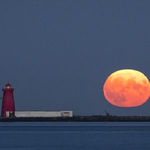Super Moon rising over Poolbeg Lighthouse 1